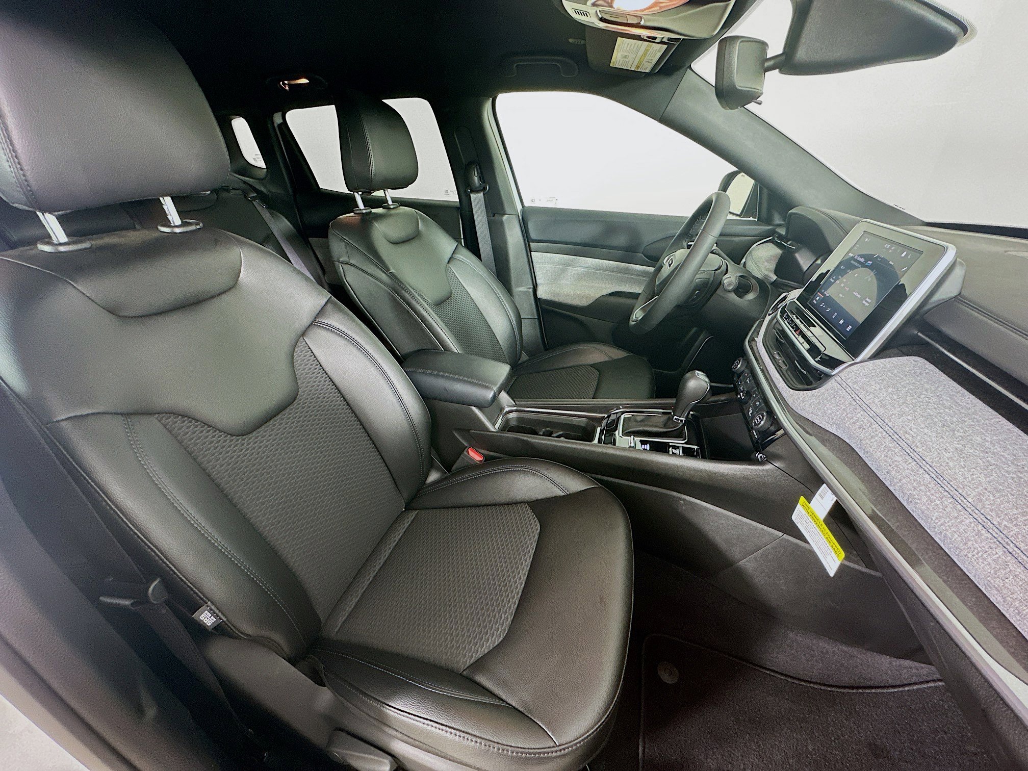 Certified 2025 Jeep Compass Latitude image 34