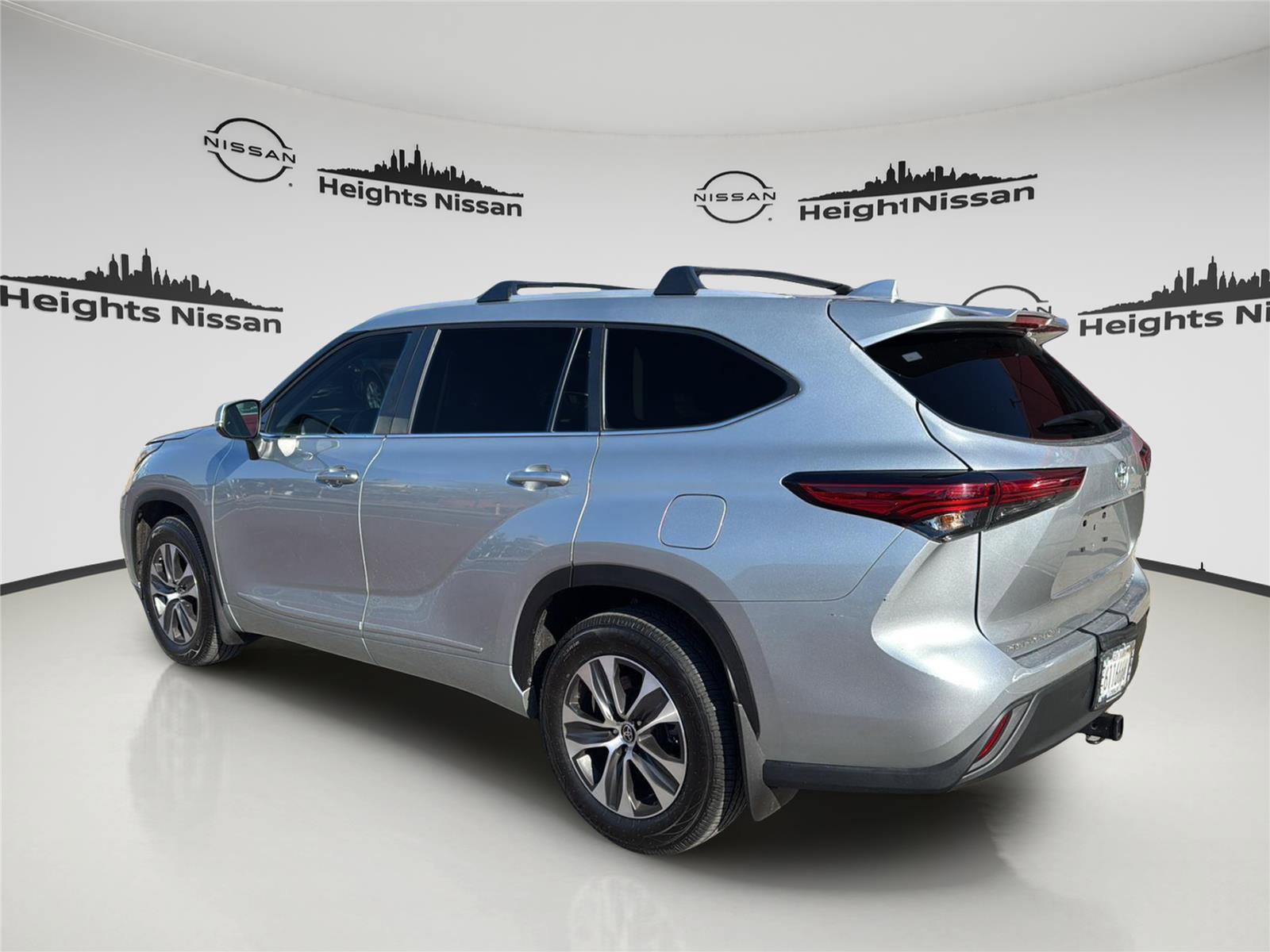 Used 2023 Toyota Highlander XLE AWD/4WD image 3