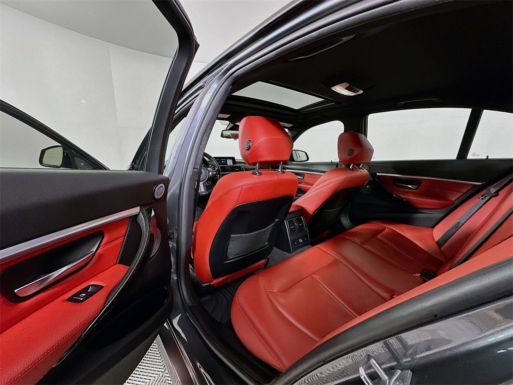 Used 2018 BMW 340i xDrive Sedan w/ Premium Package image 16