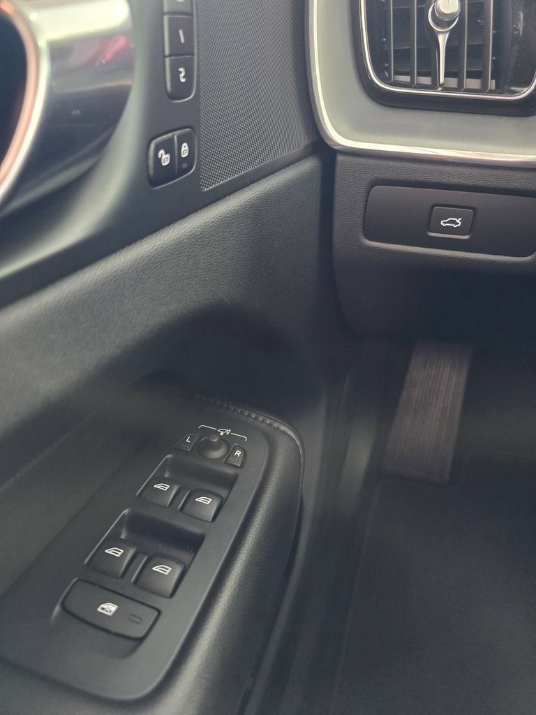 Used 2023 Volvo XC60 B5 Core AWD/4WD image 13