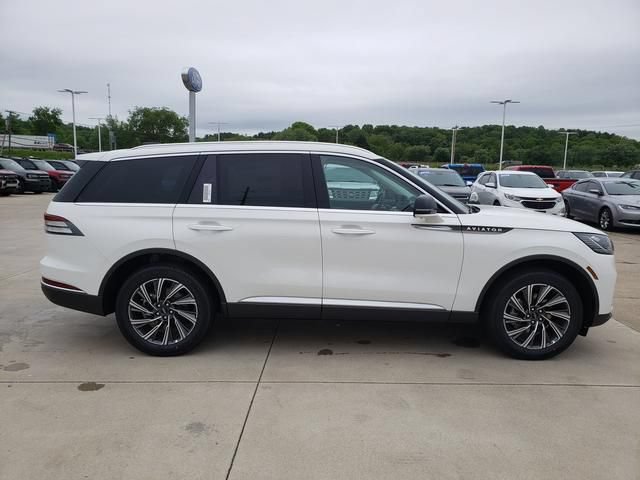 New 2026 Lincoln Aviator AWD image 3