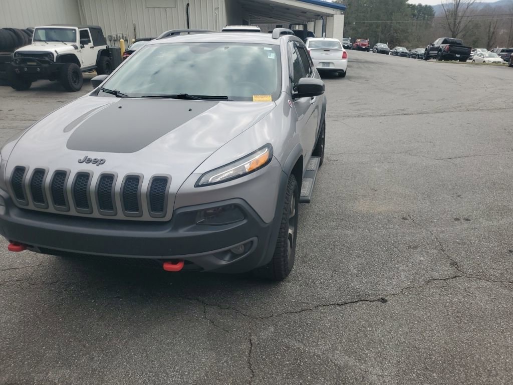 Used 2018 Jeep Cherokee Trailhawk image 2