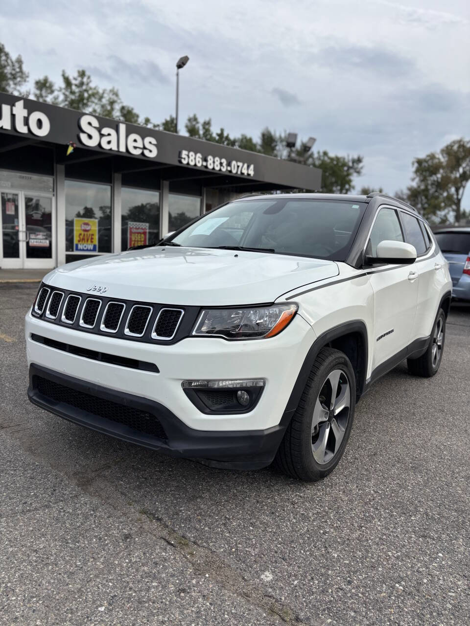 Used 2018 Jeep Compass Latitude w/ Mopar Graphics Package image 2