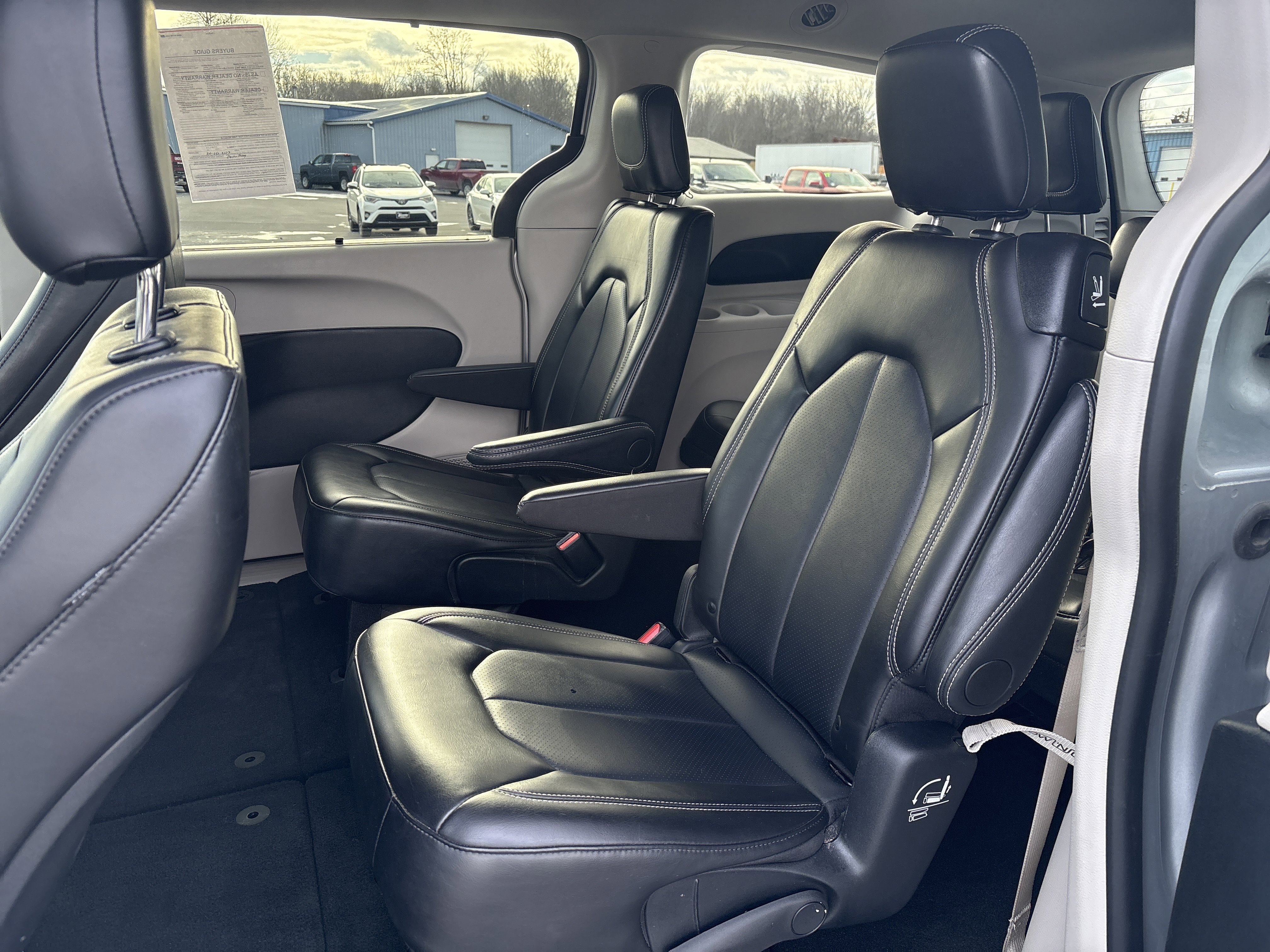 Used 2024 Chrysler Pacifica Touring-L image 13