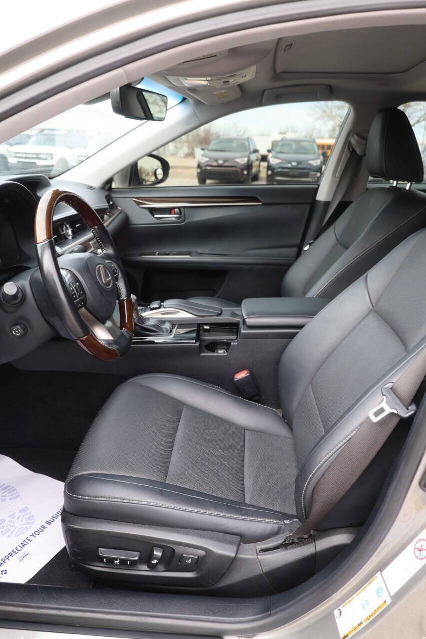 Used 2018 Lexus ES 300h w/ Navigation Package FWD image 13