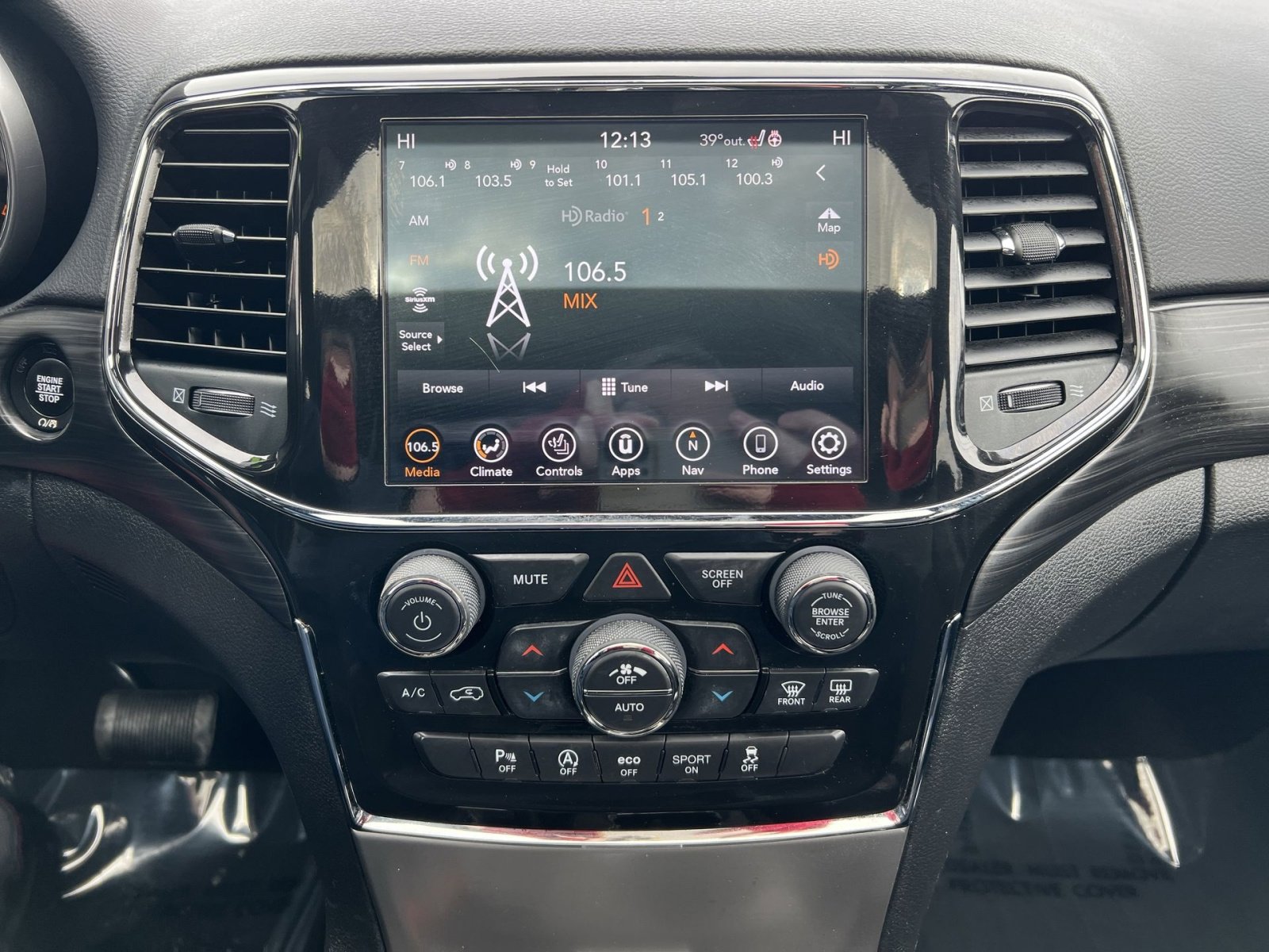 Used 2022 Jeep Grand Cherokee Laredo X image 18