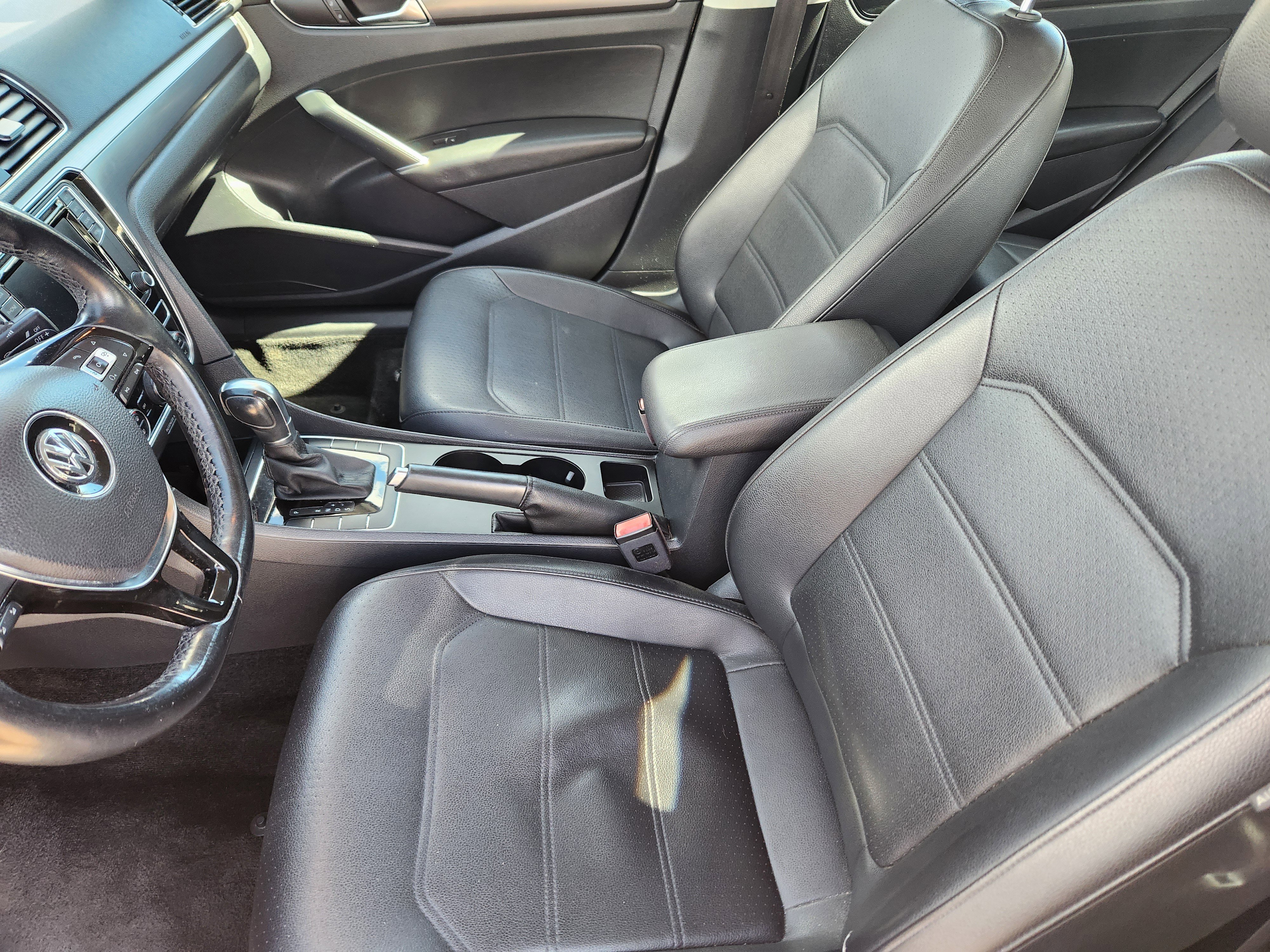 Used 2017 Volkswagen Passat 1.8T R-Line FWD image 9