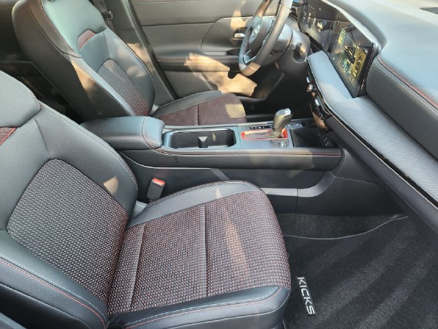 Used 2025 Nissan Kicks SR FWD image 13