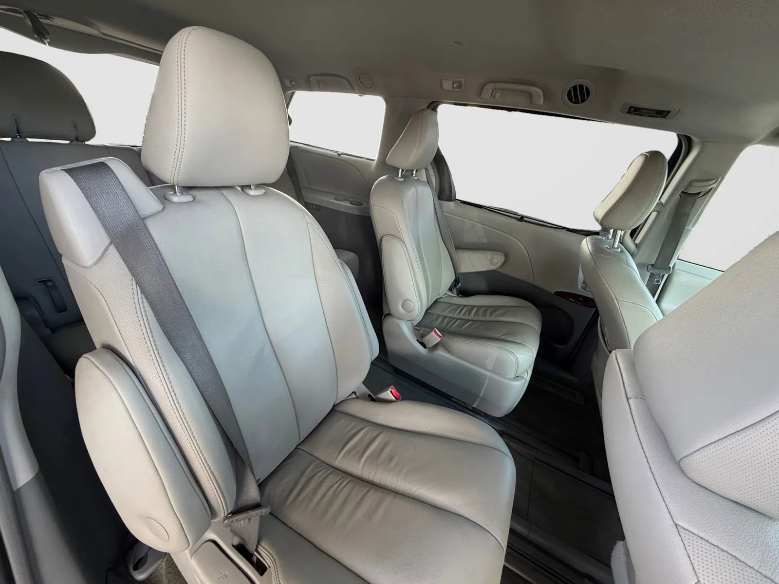 Used 2013 Toyota Sienna XLE image 17