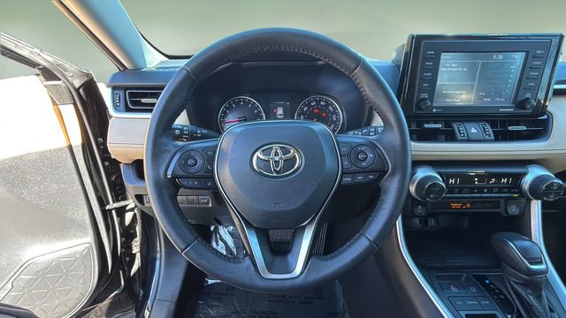 Used 2021 Toyota RAV4 XLE Premium image 11