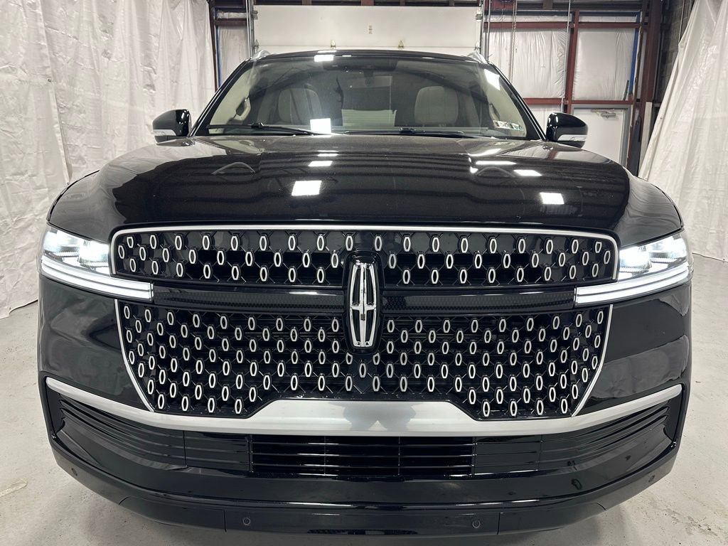 Used 2025 Lincoln Navigator Reserve image 2
