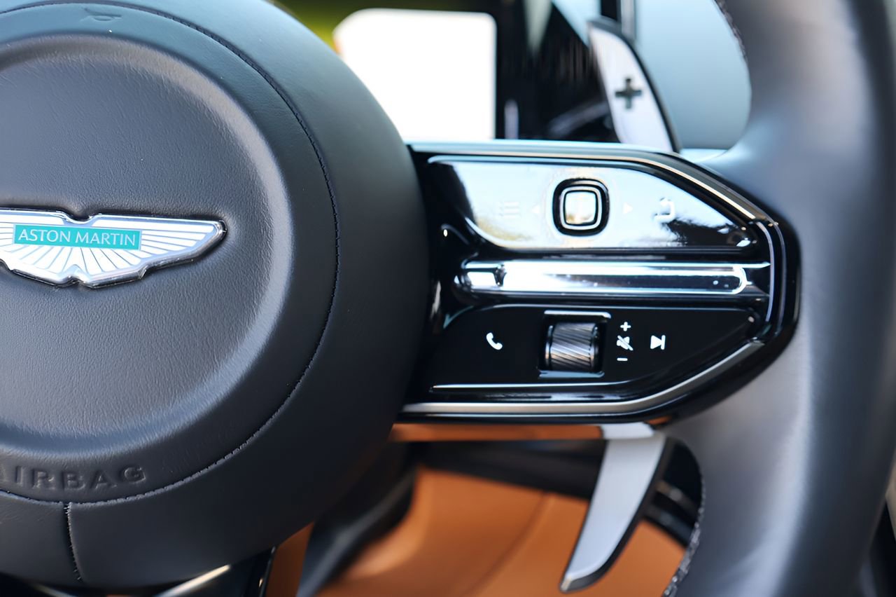 Used 2025 Aston Martin V8 Vantage Coupe RWD image 19