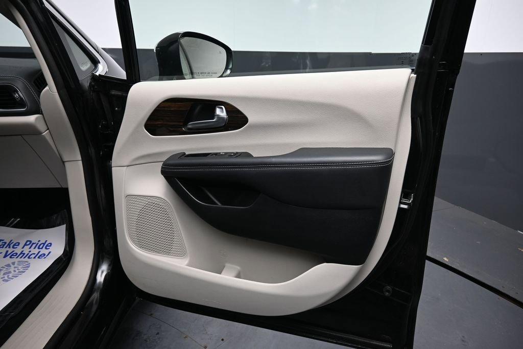 Used 2023 Chrysler Pacifica Limited FWD image 19