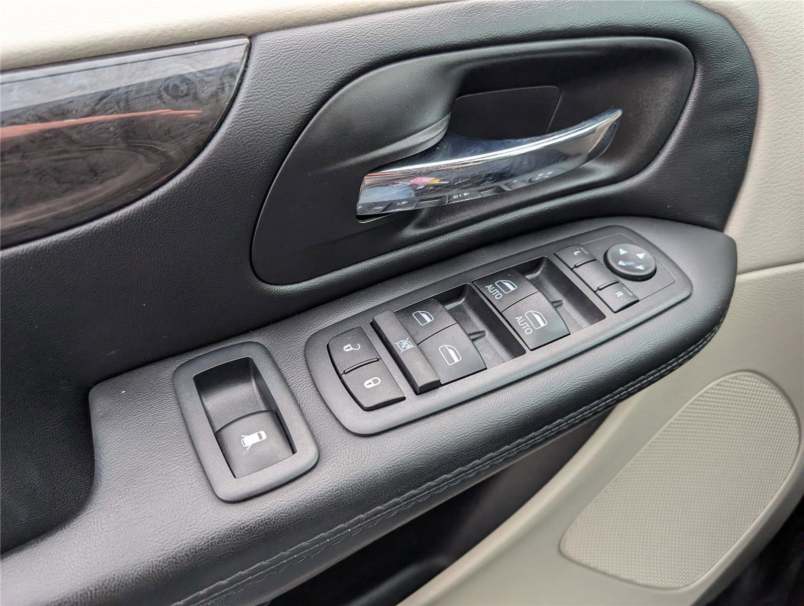 Used 2018 Dodge Grand Caravan SE w/ UConnect Hands-Free Group image 16