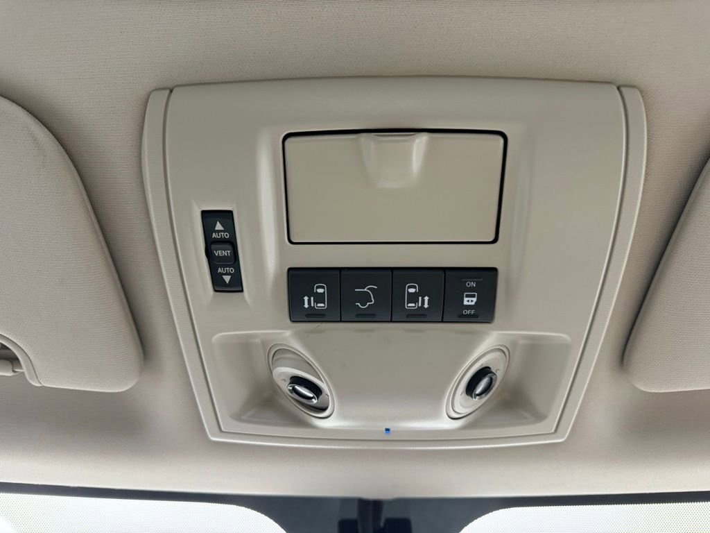 Used 2016 Chrysler Town & Country Touring-L image 32