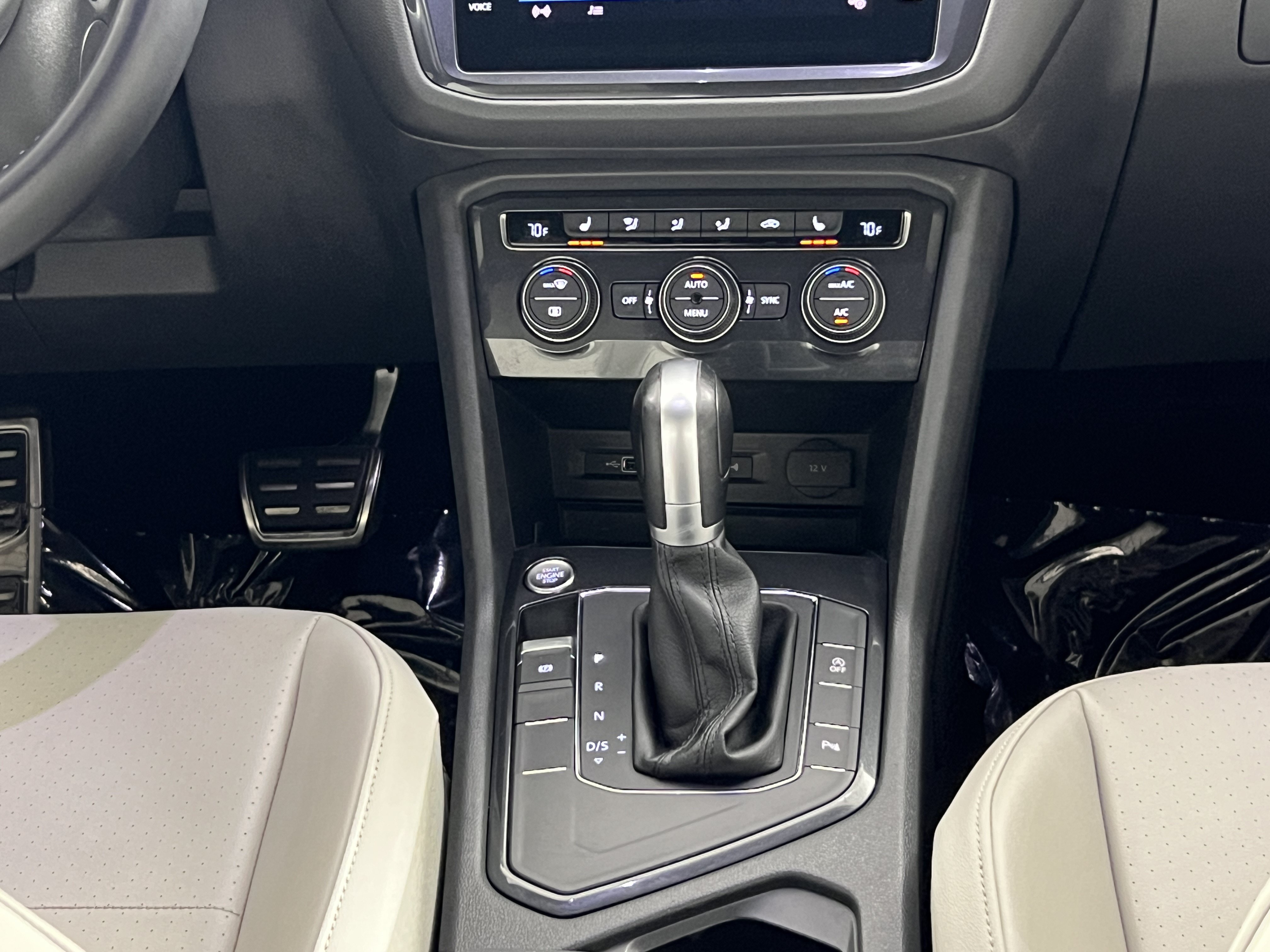 Used 2018 Volkswagen Tiguan SEL w/ R-Line Package FWD image 18