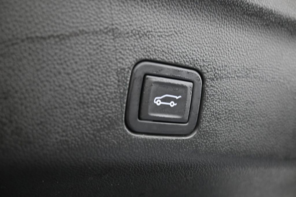 Used 2023 Chevrolet Tahoe Z71 w/ Luxury Package AWD/4WD image 44