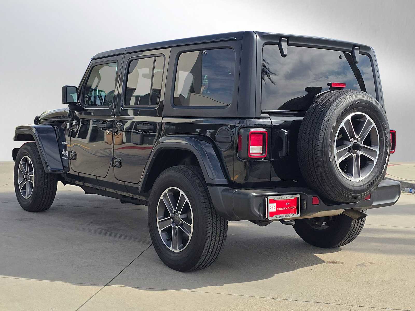Used 2023 Jeep Wrangler Unlimited Sahara AWD/4WD image 5