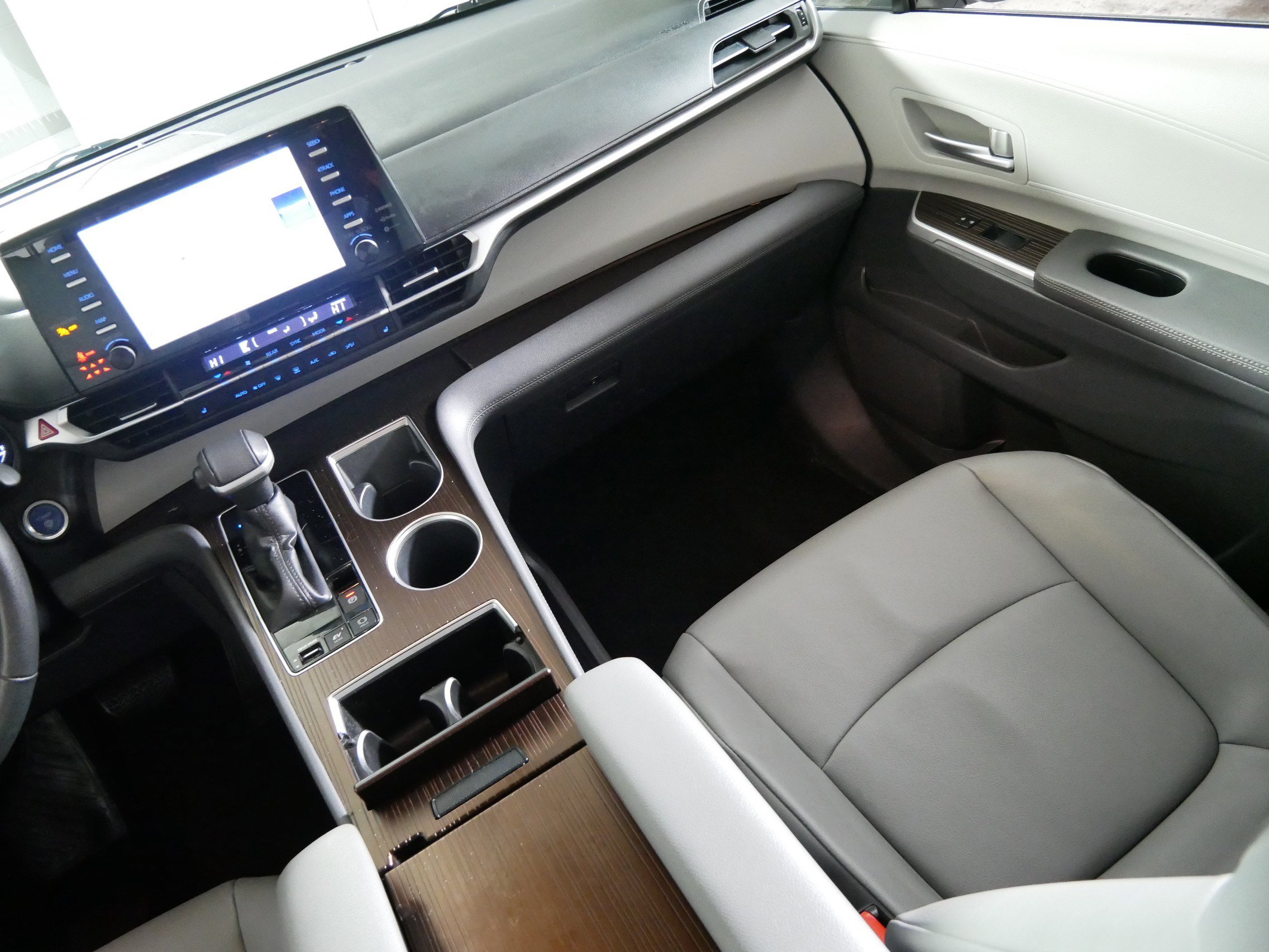 Used 2022 Toyota Sienna XLE FWD image 11