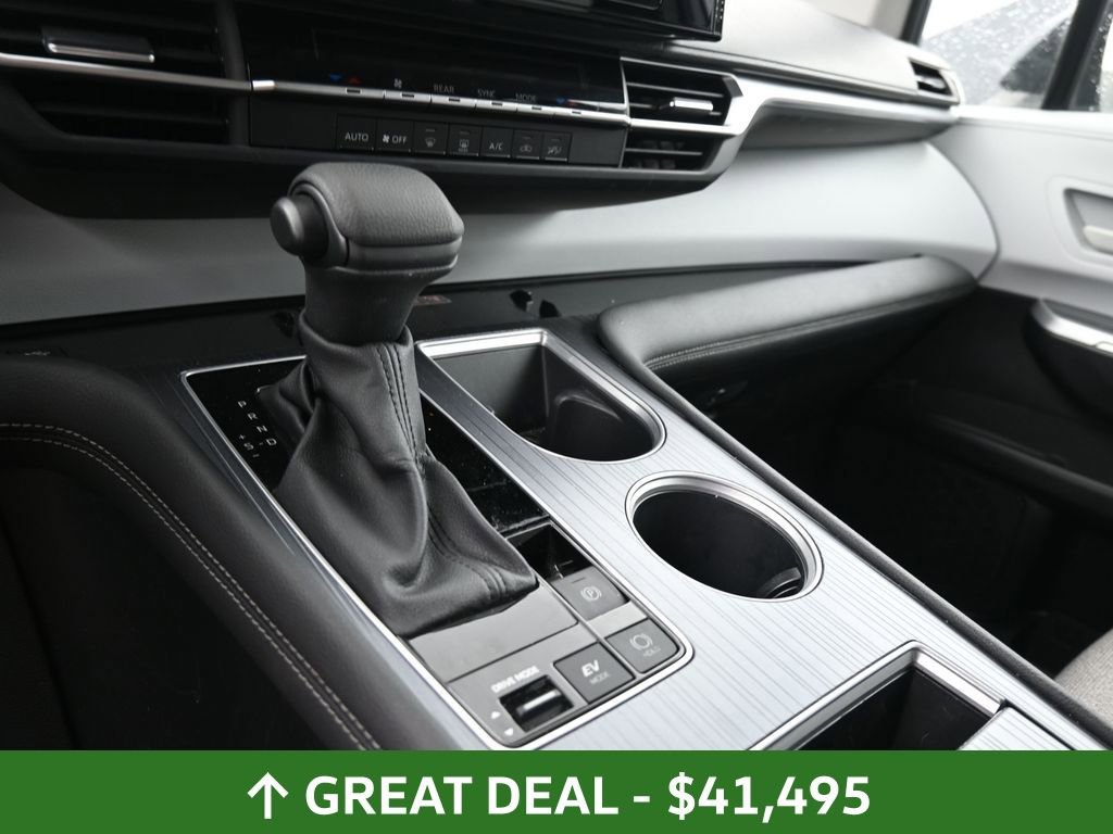 Used 2025 Toyota Sienna LE image 29