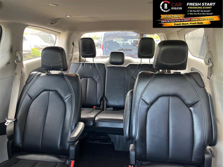 Used 2024 Chrysler Pacifica Touring-L image 16