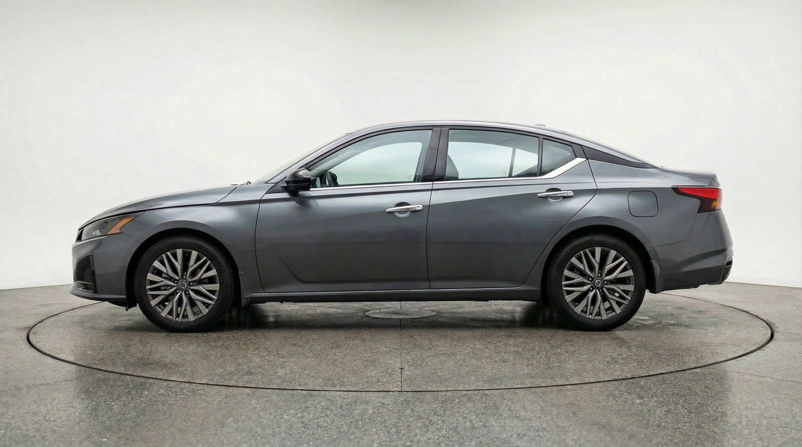 Used 2025 Nissan Altima 2.5 SV image 5
