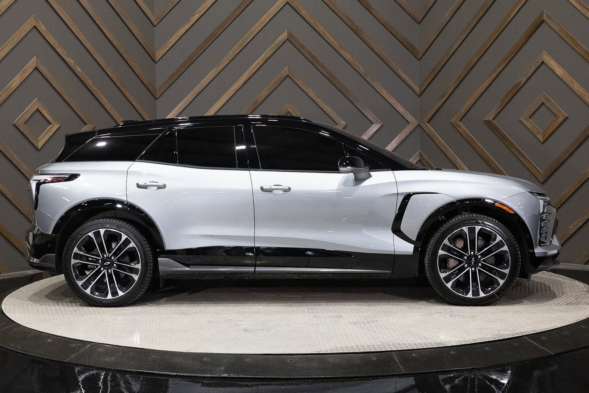 Used 2025 Chevrolet Blazer EV SS image 4