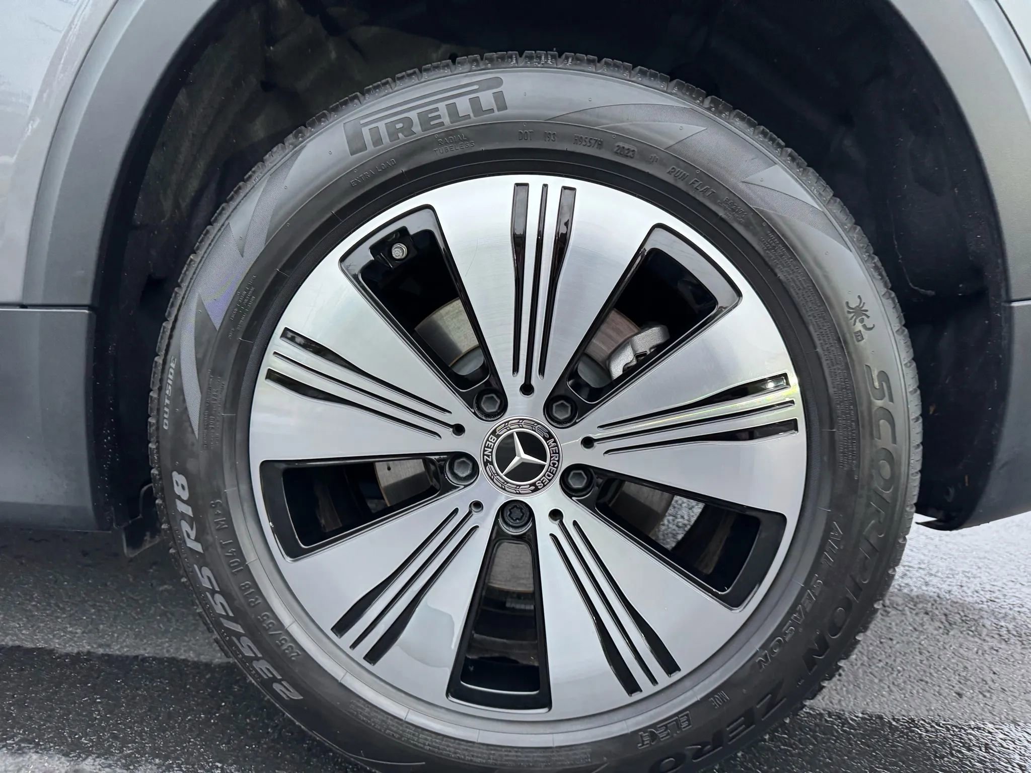 Used 2023 Mercedes-Benz EQB 300 4MATIC w/ Exclusive Package image 19