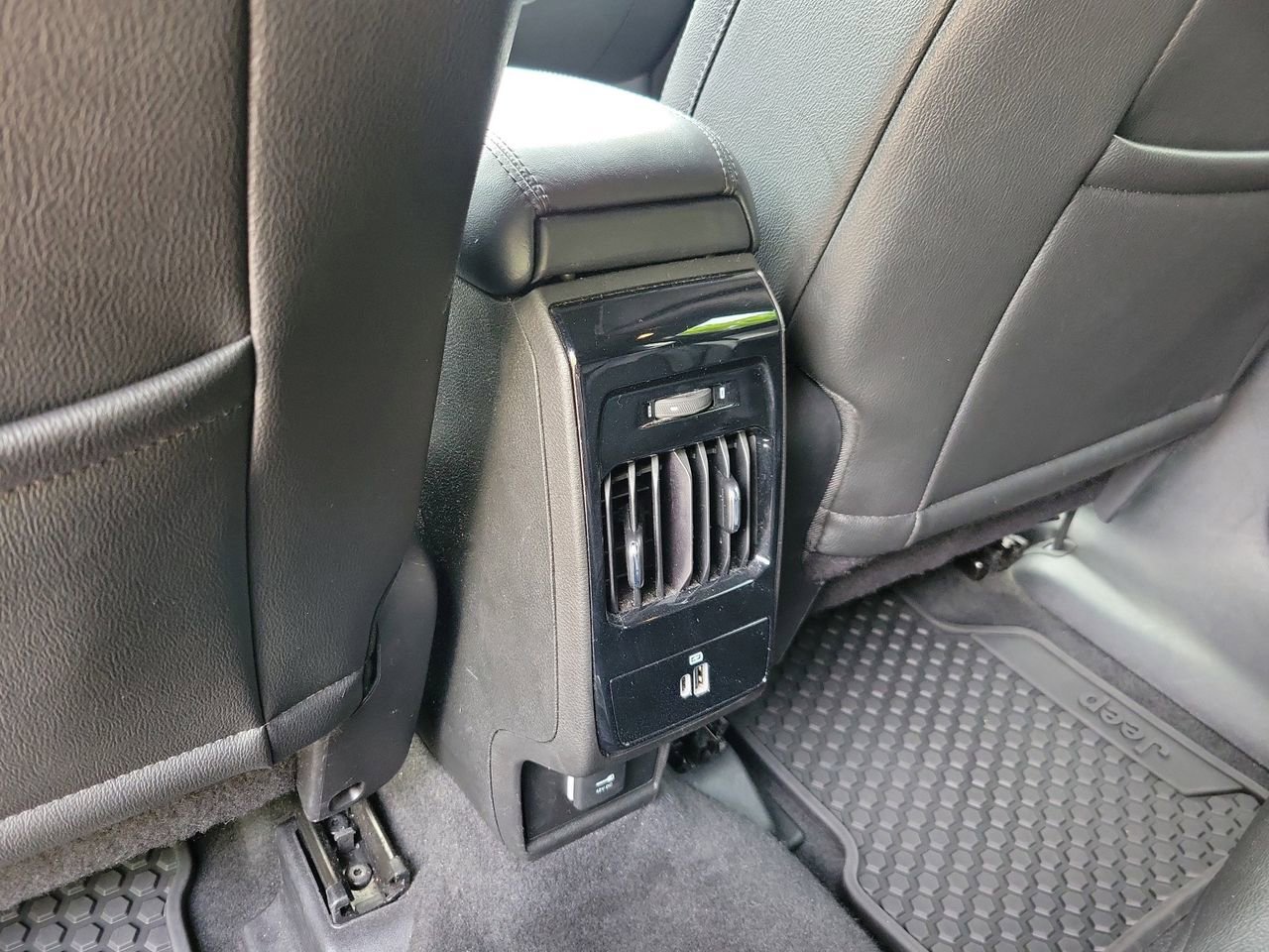 Used 2025 Jeep Compass Latitude w/ Sun & Sound Group AWD/4WD image 12