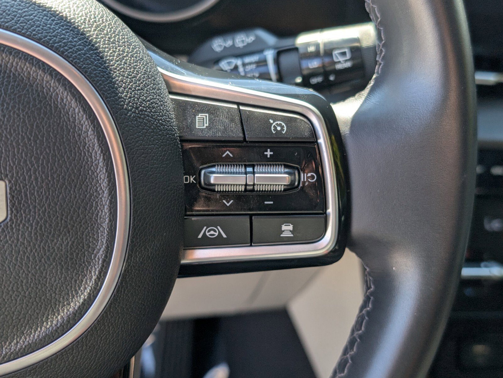 Used 2024 Kia Carnival EX image 32