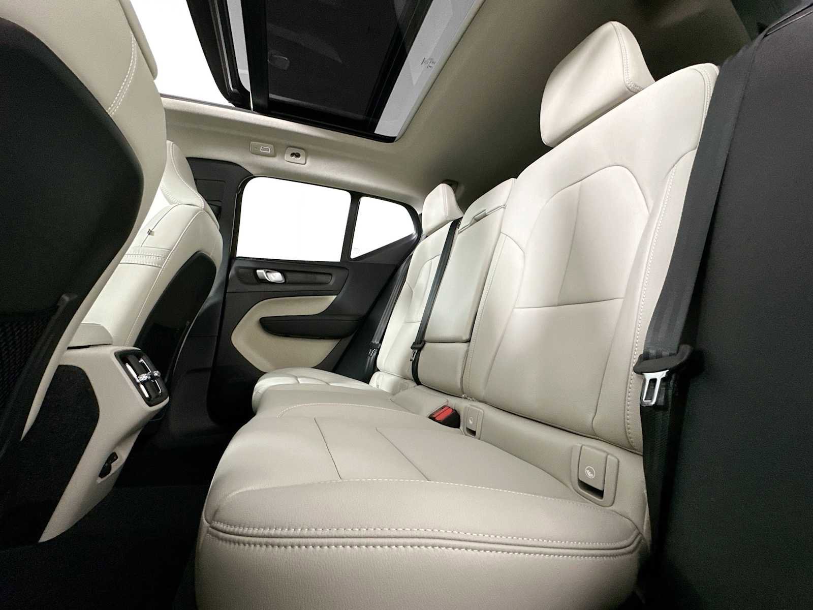 Certified 2025 Volvo XC40 B5 Plus w/ Protection Package Premier image 22