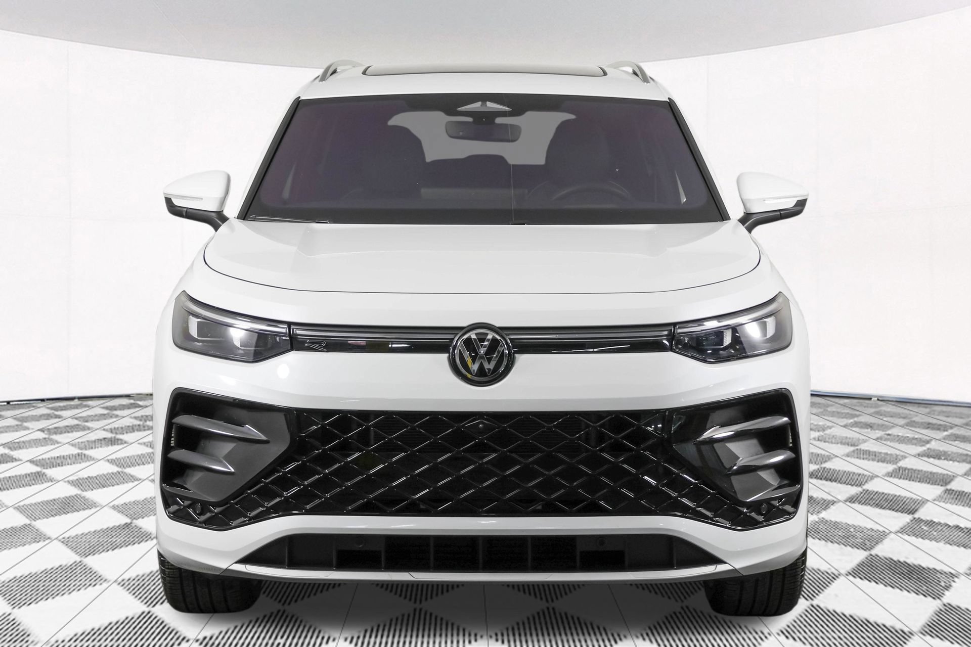 Used 2025 Volkswagen Tiguan SEL R-Line AWD/4WD image 13