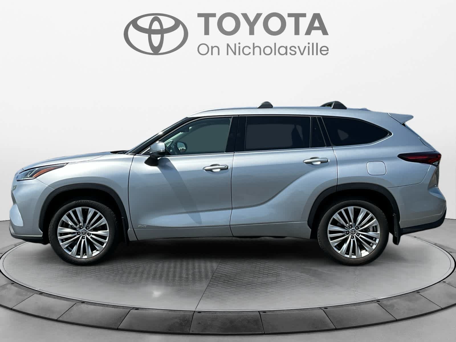 Used 2025 Toyota Highlander Platinum AWD/4WD image 2