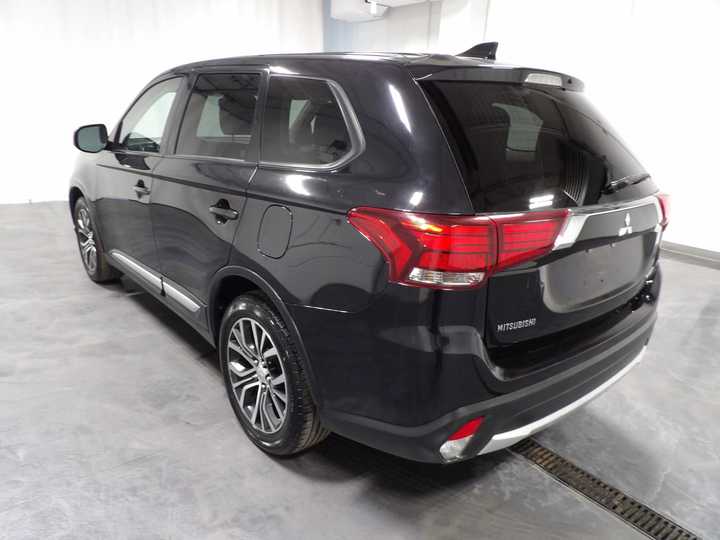 Used 2018 Mitsubishi Outlander ES image 6
