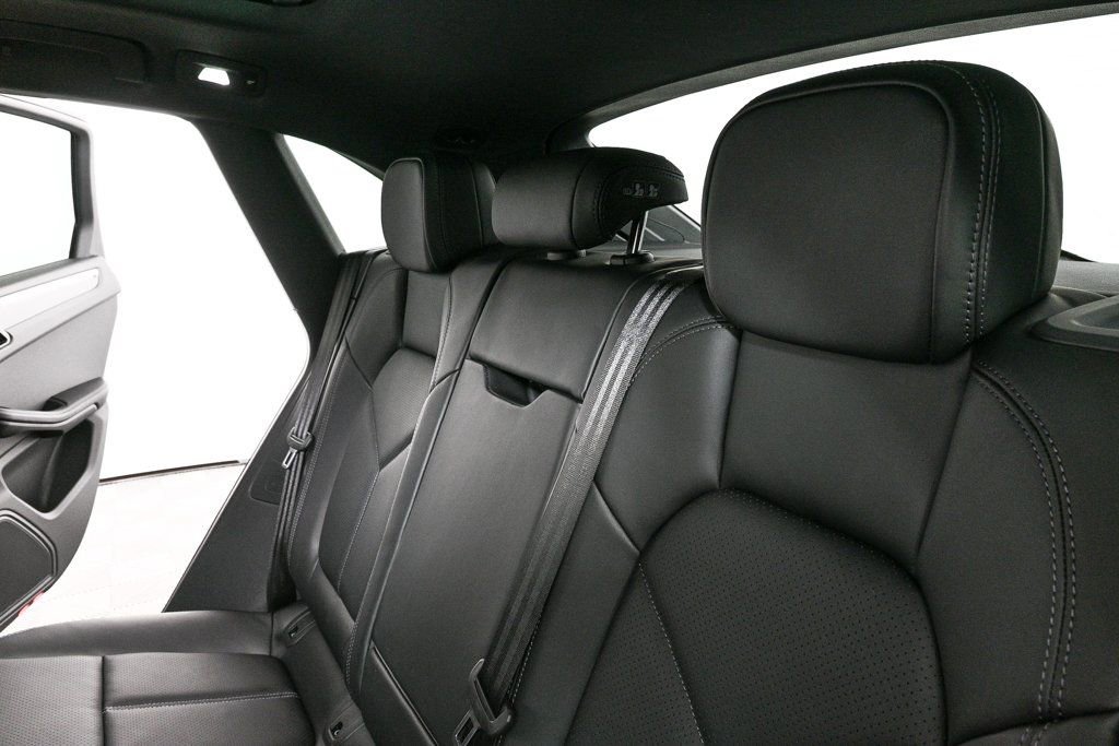 Certified 2026 Porsche Macan AWD/4WD image 21