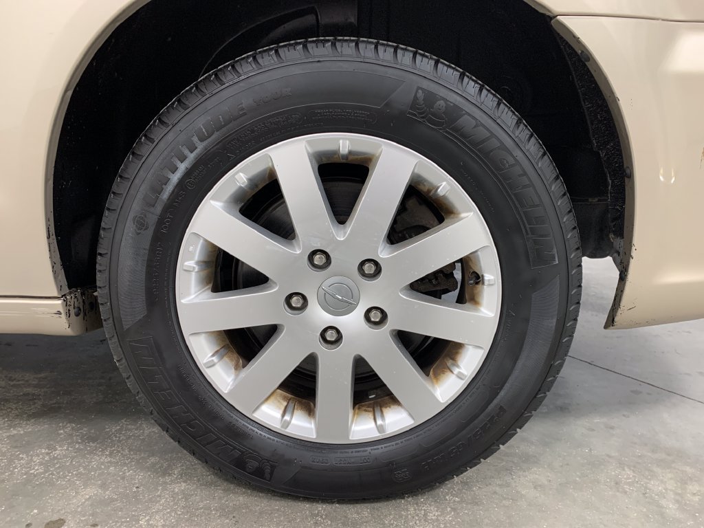 Used 2016 Chrysler Town & Country Touring FWD image 4