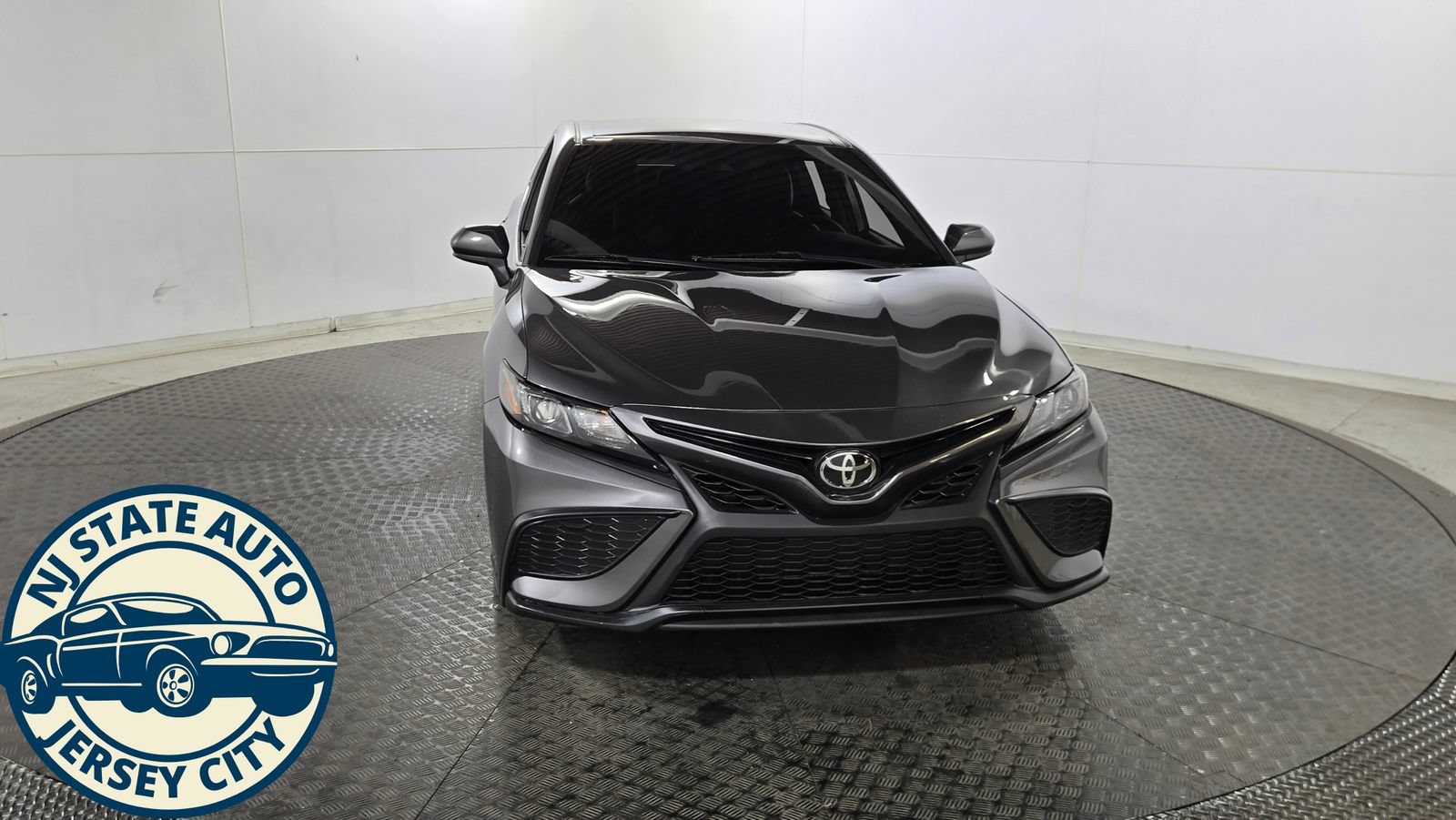 Used 2021 Toyota Camry SE FWD image 2