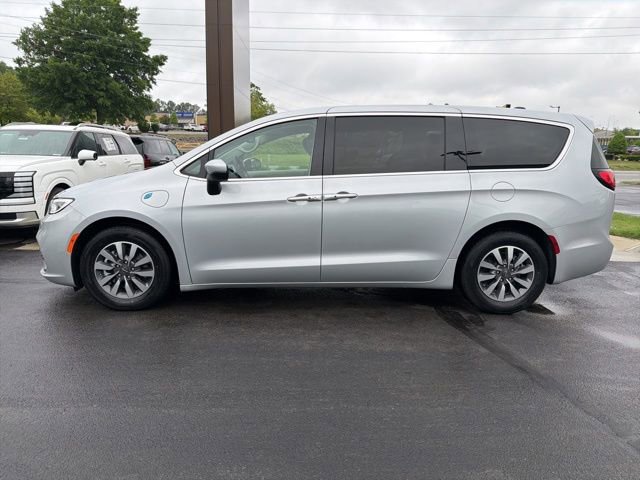 Used 2023 Chrysler Pacifica Touring-L FWD image 4