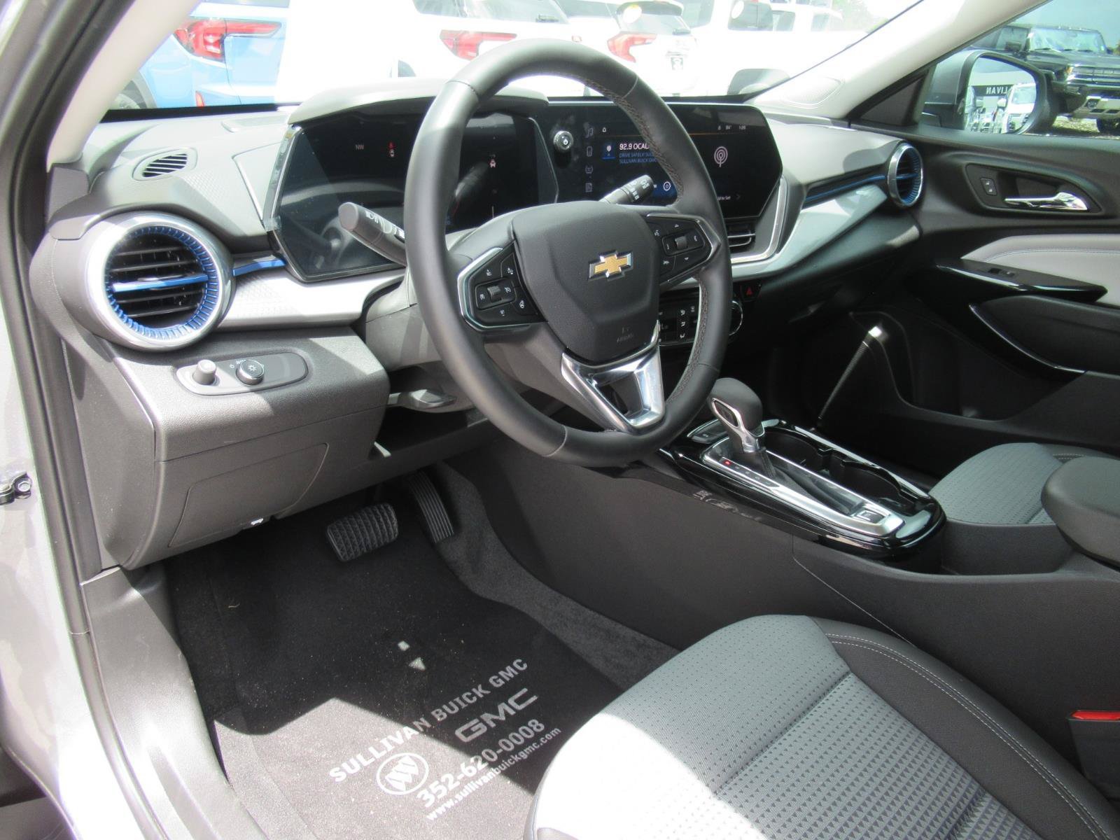 Used 2025 Chevrolet Trax LT w/ Sunroof Package FWD image 18