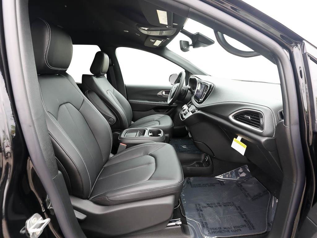 New 2027 Chrysler Pacifica Select AWD/4WD image 18