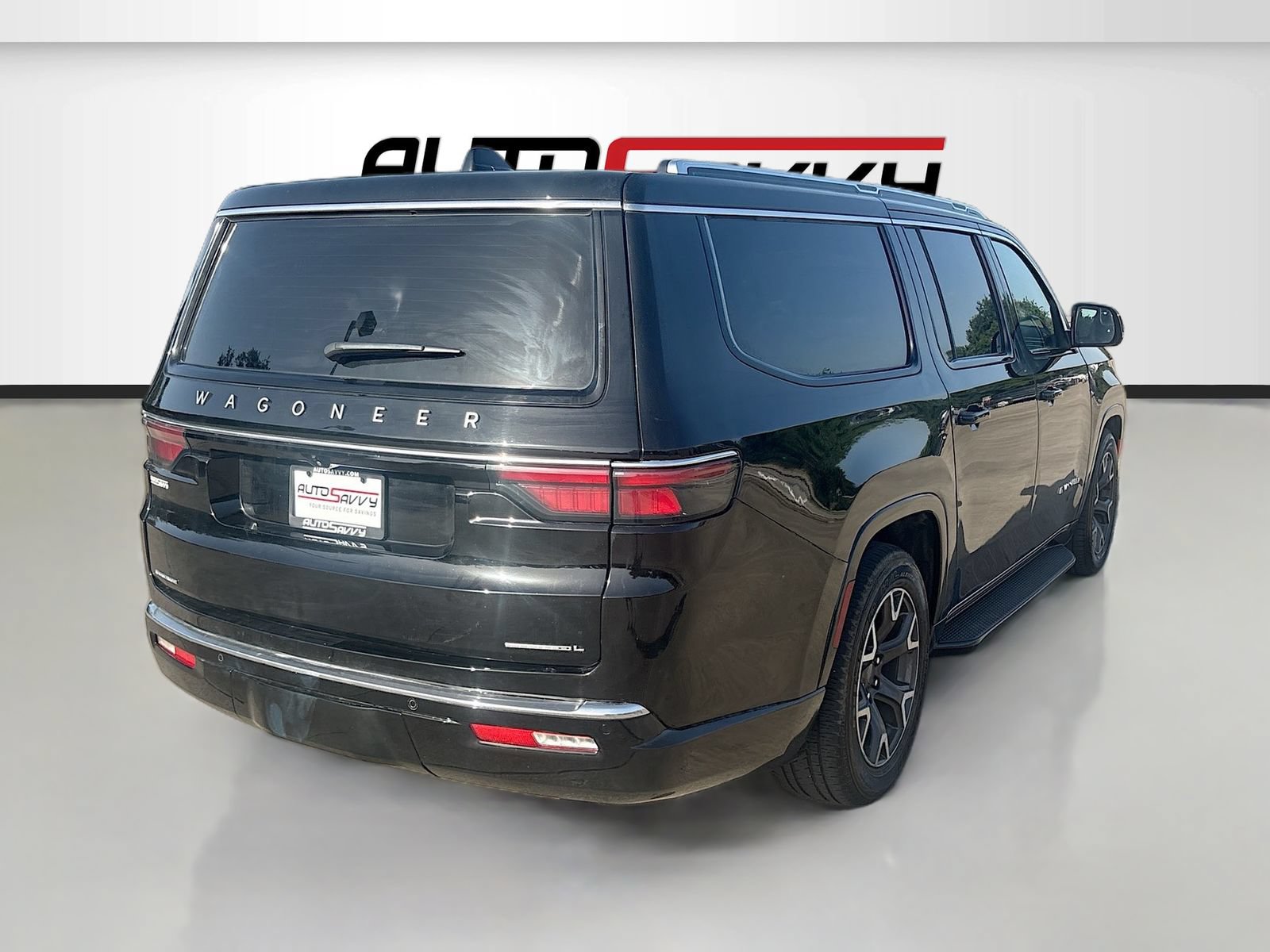 Used 2023 Jeep Wagoneer L Series III w/ Preferred Equipment Group AWD/4WD image 7