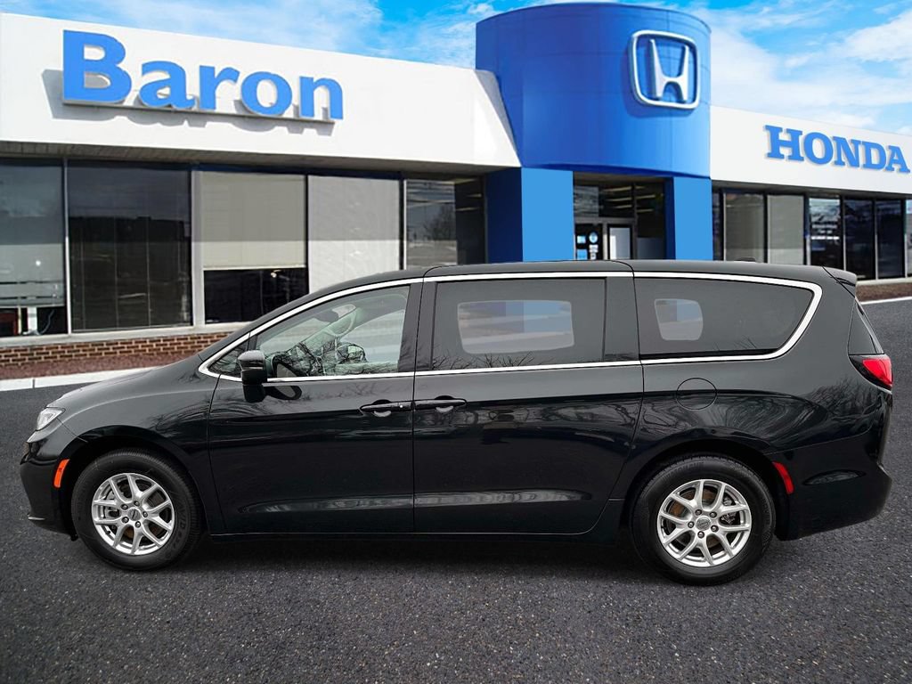 Used 2023 Chrysler Pacifica Touring-L FWD image 3