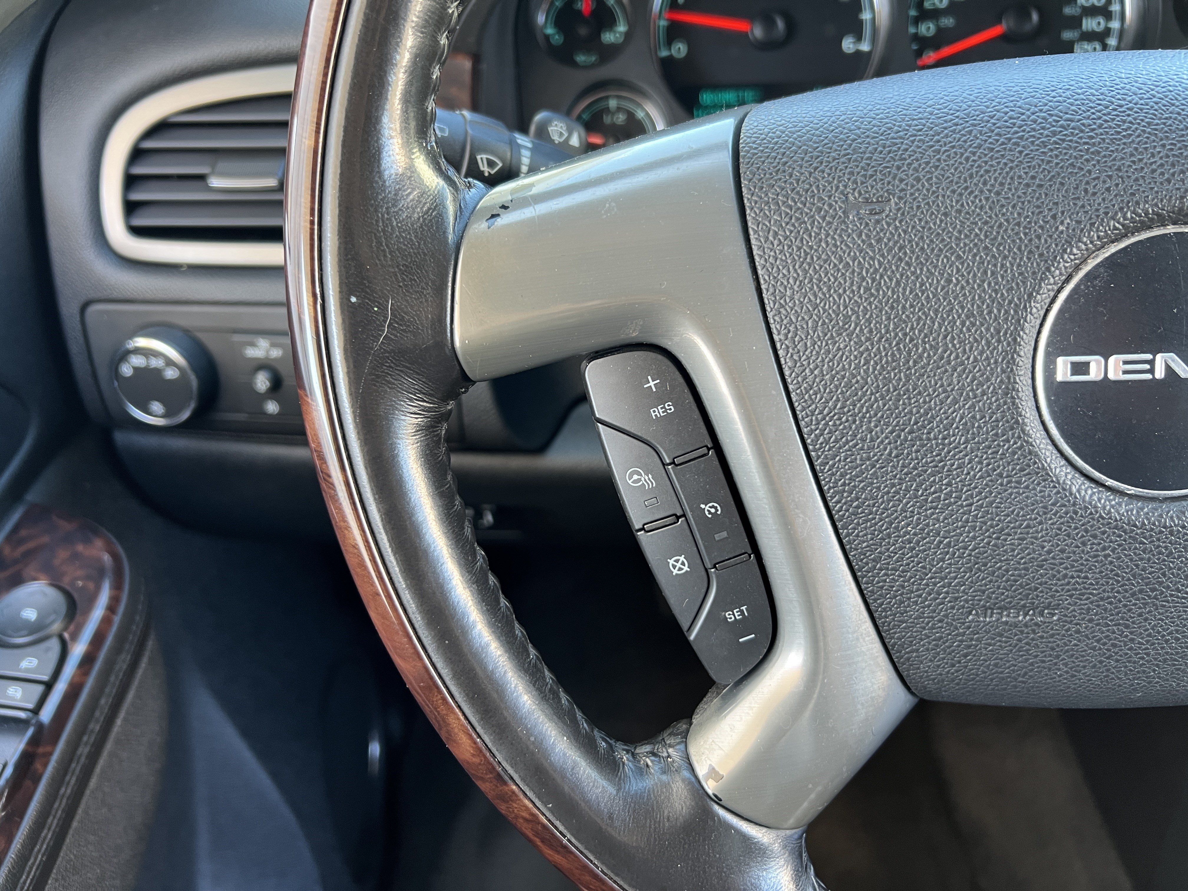 Used 2010 GMC Yukon Denali AWD/4WD image 28