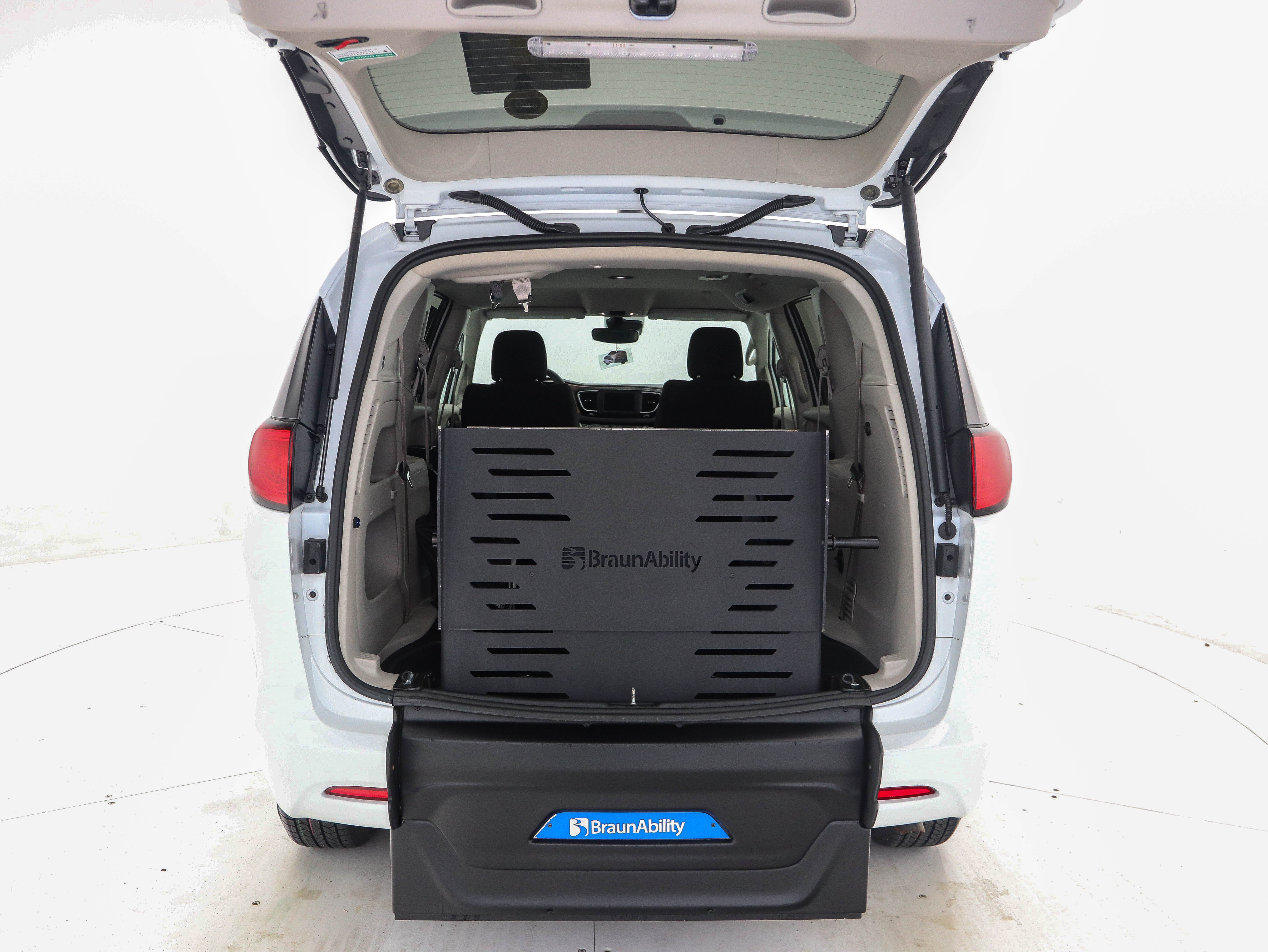 Used 2023 Chrysler Voyager LX FWD image 13