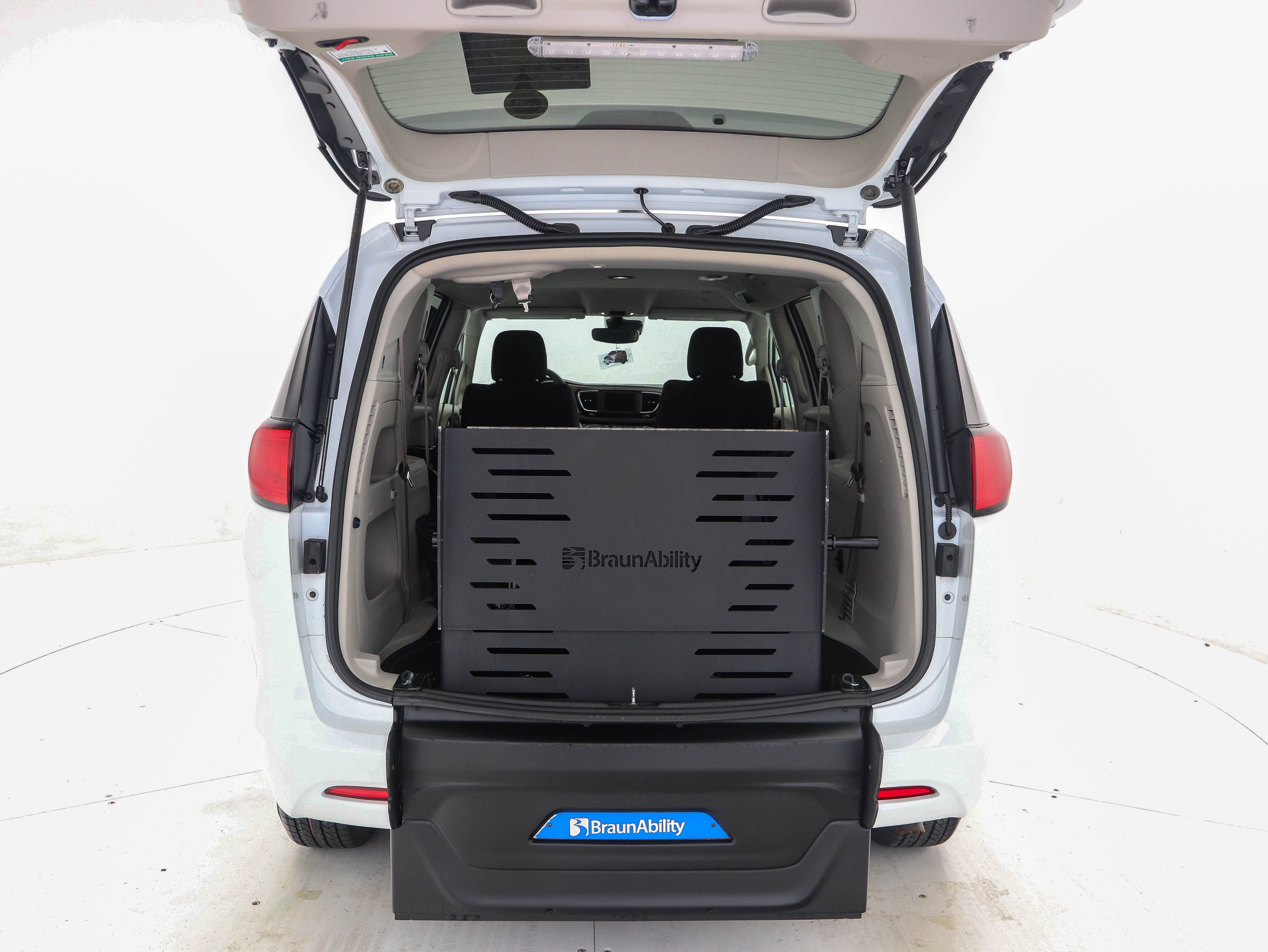 Used 2023 Chrysler Voyager LX image 13