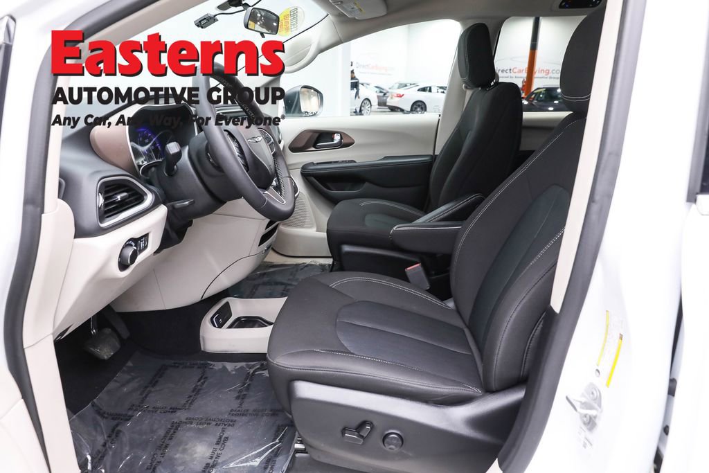 Used 2022 Chrysler Voyager LX image 14