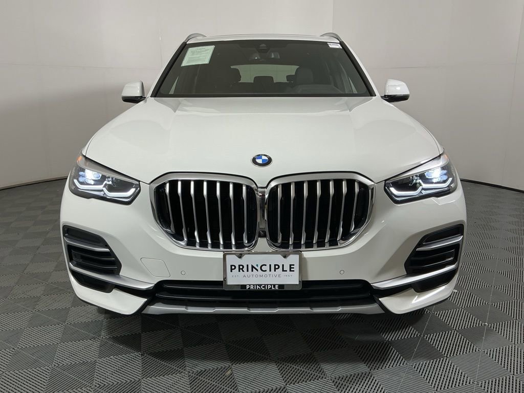 Certified 2022 BMW X5 xDrive40i w/ Parking Assistance Package AWD/4WD image 3
