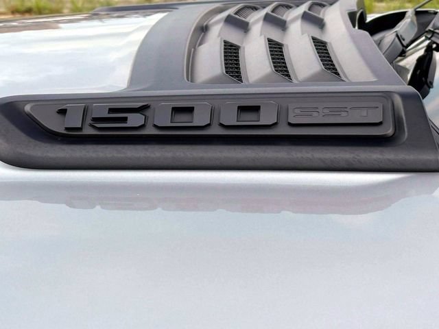 Used 2025 RAM 1500 Laramie w/ Sport Appearance Package AWD/4WD image 9