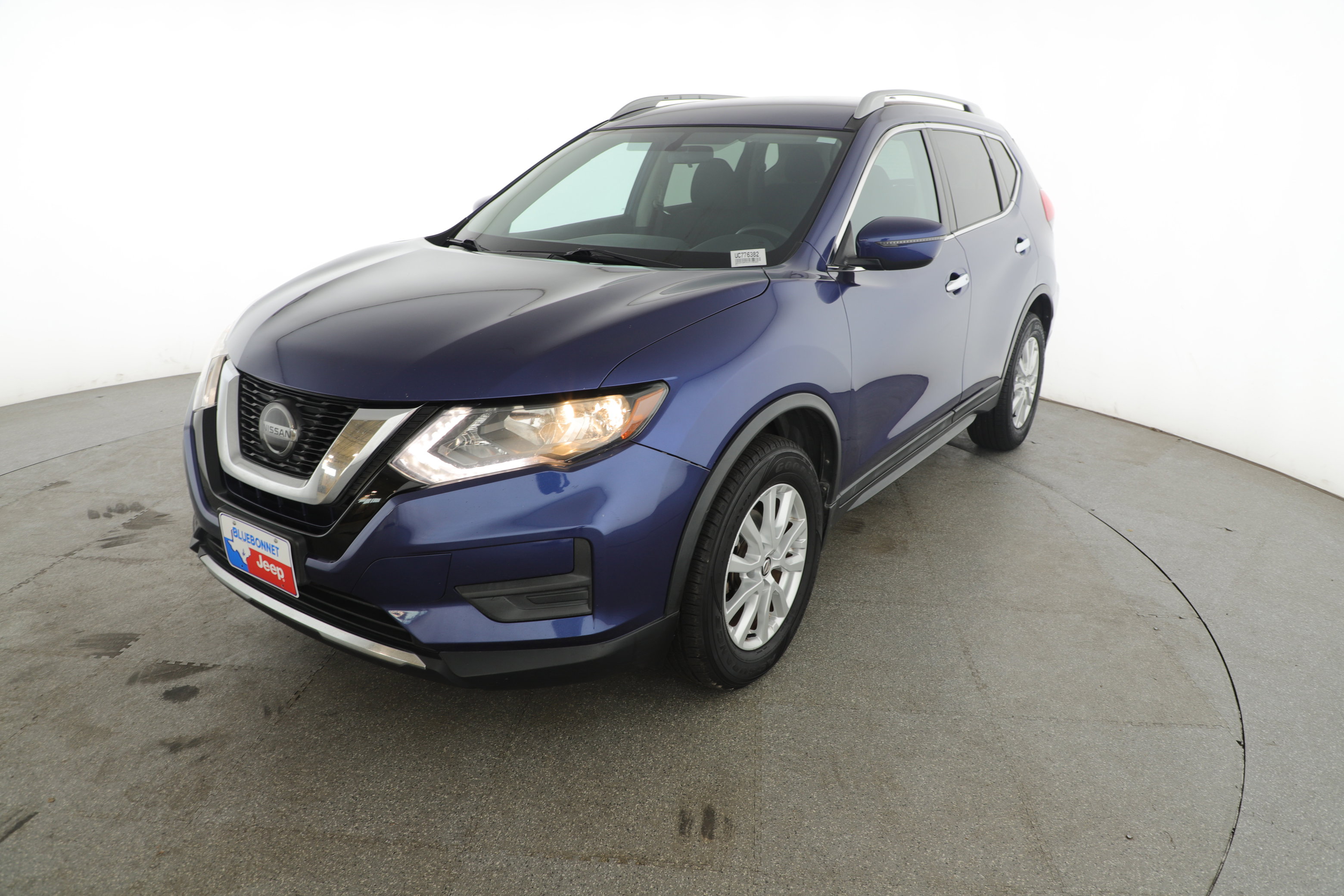 Used 2018 Nissan Rogue SV image 3