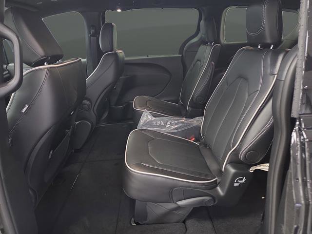 New 2026 Chrysler Pacifica Limited w/ S Appearance Package FWD image 32